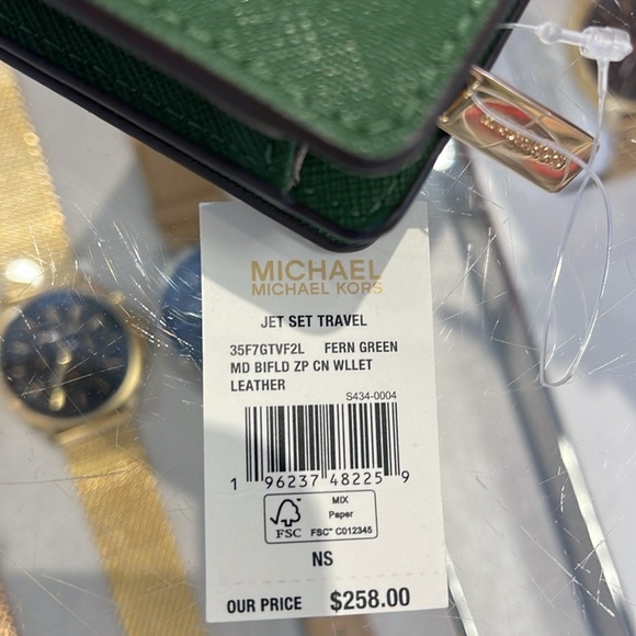 MICHAEL KORS
Medium Jet Set Travel Crossgrain Leather Bifold Zip Wallet
NWT - Picture 8 of 16